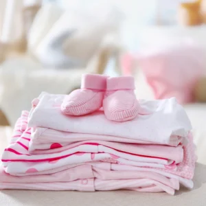 Conjunto rosado de ropa para bebé