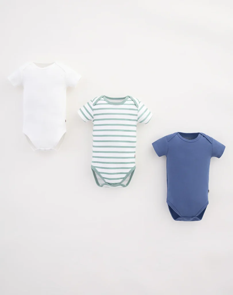 Tres enterizos: Blanco, de lineas horizontales verdes, y azul