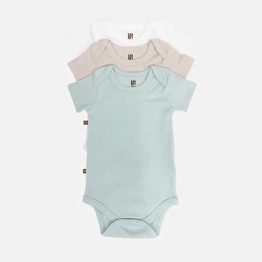 Tres mamelucos: Blanco, beige y verde.